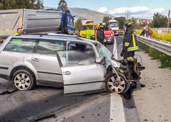 Tragico incidente stradale in Calabria lungo la statale 106: un morto e un ferito