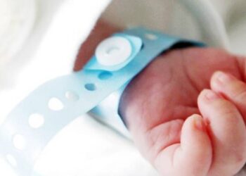 Nell'immagine la piccola mano di un neonato