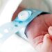 Nell'immagine la piccola mano di un neonato