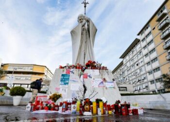 L'esterno del Policlinico Gemelli a Roma, dove si trova ricoverato Papa Francesco