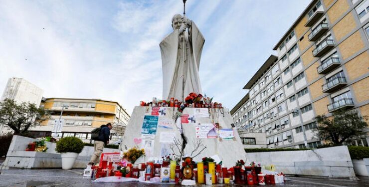 L'esterno del Policlinico Gemelli a Roma, dove si trova ricoverato Papa Francesco