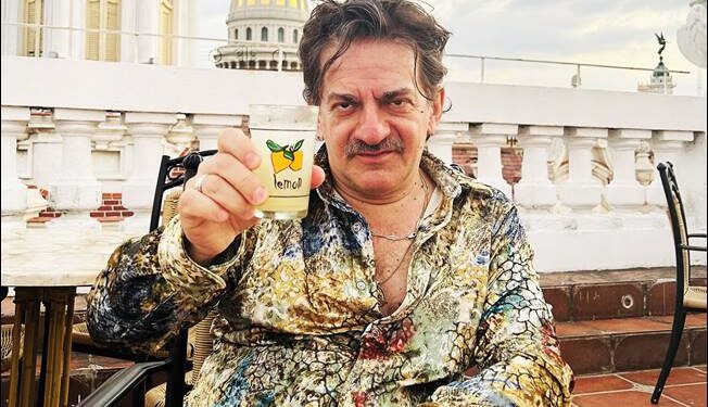 Peppe Voltarelli durante le riprese del nuovo videoclip "Spremuta di limone" diretto da Tony Gutierres all'Avana a Cuba