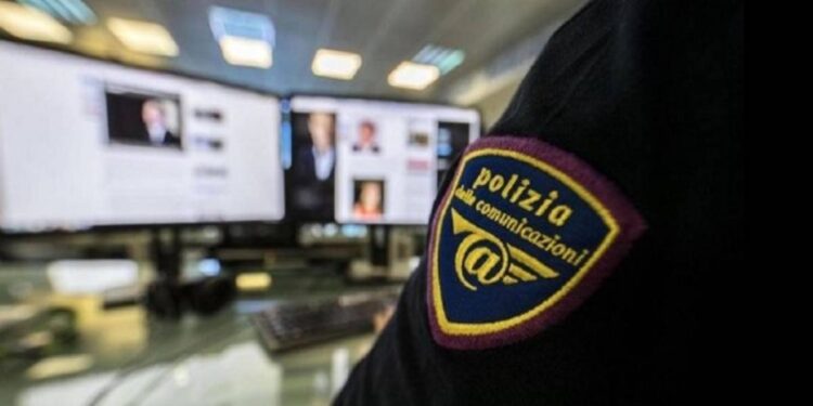 Un agente della Polizia Postale davanti al computer
