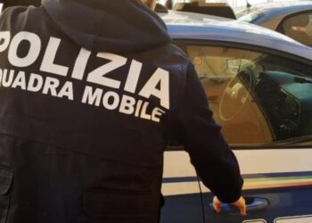 Un agente della Squadra mobile della Polizia di Stato