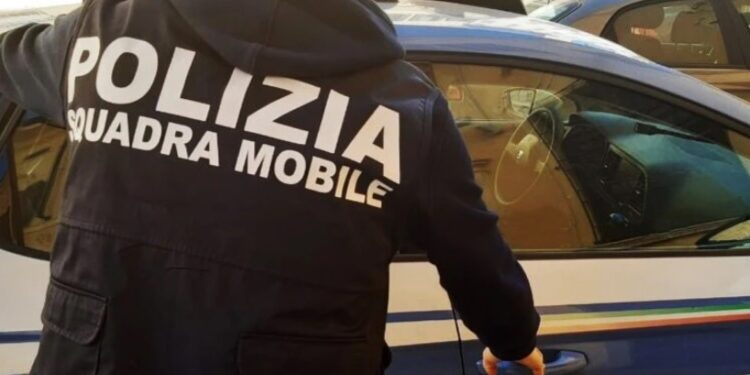 Un agente della Squadra mobile della Polizia di Stato
