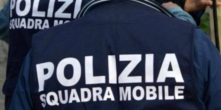 Gli uomini della squadra mobile della Polizia di Stato