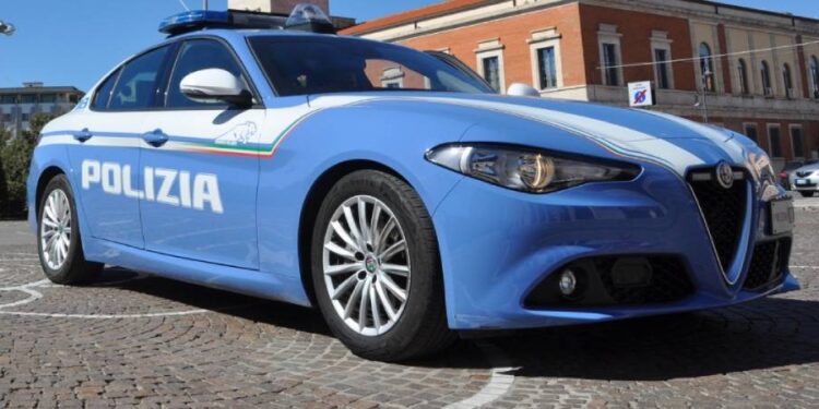 Una volante della Polizia di Stato