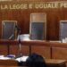 Nell'immagine un'aula di tribunale