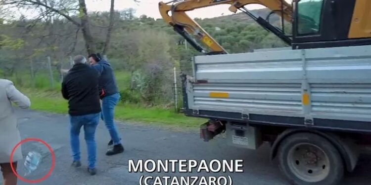 Troupe di “Striscia la notizia” aggredita in Calabria: girava un servizio sui trasporti sanitari