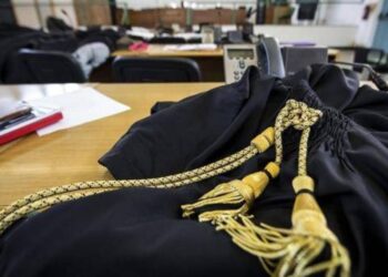 Nell'immagine una toga in un'aula di tribunale durante un processo