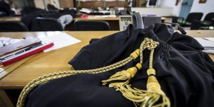 Nell'immagine una toga in un'aula di tribunale durante un processo