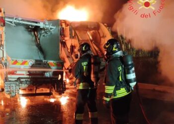 Nell'immagine i vigili del fuoco impegnati nelle operazioni di spegnimento dell'incendio a Tropea