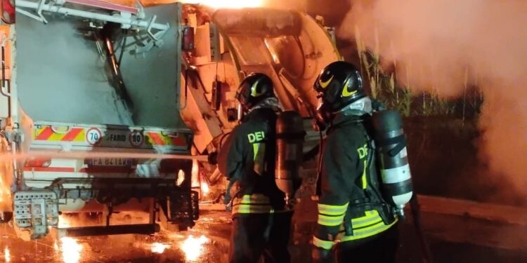 Nell'immagine i vigili del fuoco impegnati nelle operazioni di spegnimento dell'incendio a Tropea