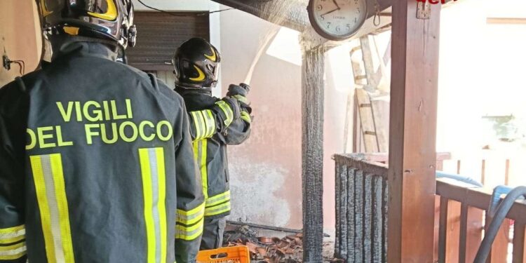 A fuoco una veranda nel Vibonese: i vigili del fuoco evitano il propagarsi dell’incendio