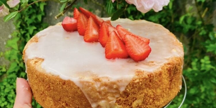 Aprile, tempo di torta alle fragole: da credenza o farcita? Ecco come realizzarla