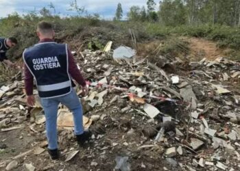L'intervento della Guardia costiera sul sito dell'ennesima discarica abusiva in Calabria
