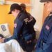 Le agenti di Polizia incontrano la madre della neonata rapita in Calabria