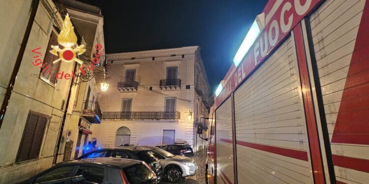 L'intervento dei vigili del fuoco sul luogo dell'incendio