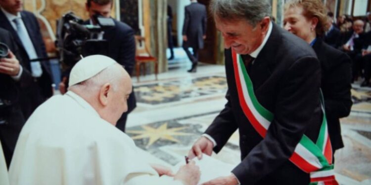 L'incontro fra Papa Francesco ed il sindaco di Drapia, Alessandro Porcelli