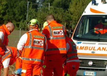 Una ambulanza del 118 ed i soccorritori sul luogo di un incidente