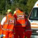 Una ambulanza del 118 ed i soccorritori sul luogo di un incidente