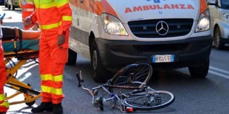 Nell'immagine un'ambulanza intervenuta sul luogo di un incidente, che vede coinvolto un ciclista