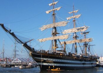 L’Amerigo Vespucci approda in Calabria: tre tappe imperdibili tra Crotone, Reggio Calabria e Scilla