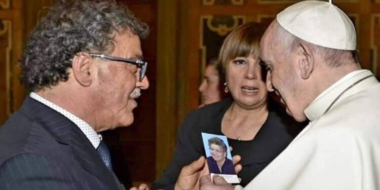 In questa foto Antonio Nicolace, figlio di Natuzza Evolo, in udienza da Papa Francesco , mostra una immaginetta della mistica di Paravati