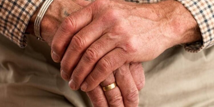 Le mani di un anziano pensionato