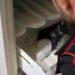 La scoperta della pistola nel freezer e delle munizioni da parte dei carabinieri in Calabria