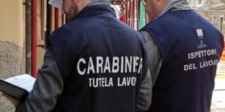 Un carabiniere del nucleo tutela lavoro e un funzionario dell'ispettorato del lavoro