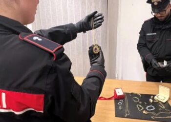 I carabinieri mostrano i gioielli provento del furto a Soverato