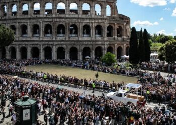 L’ultimo saluto a Papa Francesco: in migliaia tra Piazza San Pietro e Santa Maria Maggiore – Foto