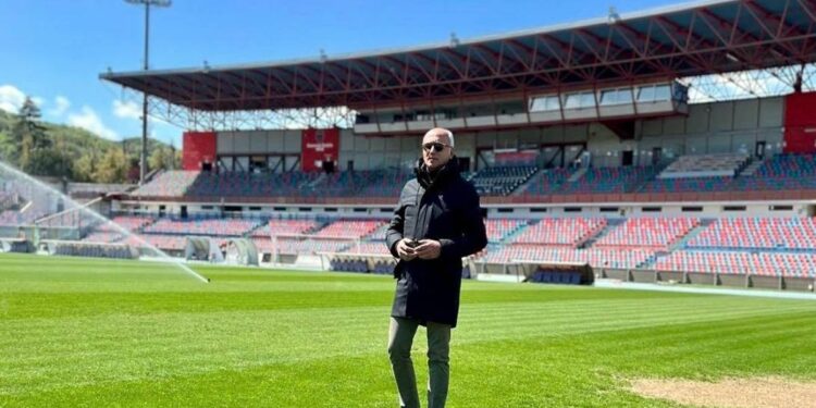 Il sindaco di Cosenza, Franz Caruso, sul terreno di gioco dello stadio San Vito-Marulla