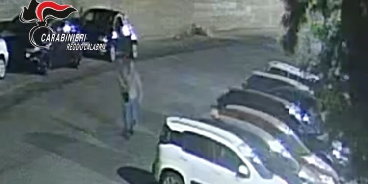 Le immagini dei Carabinieri sul blitz per i furti di auto