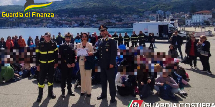 Vibo Marina. Guardia Costiera e Guardia di finanza con gli studenti per la “Giornata del mare” – Foto