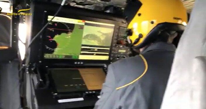 L'elicottero della Guardia di Finanza durante l'operazione nella provincia di Vibo Valentia