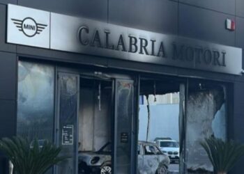 Le conseguenze dell'incendio alla concessionaria Calabria Motori