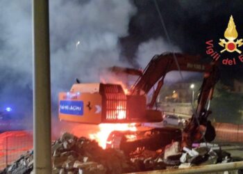 L'escavatore dato alle fiamme in Calabria, a Gasperina