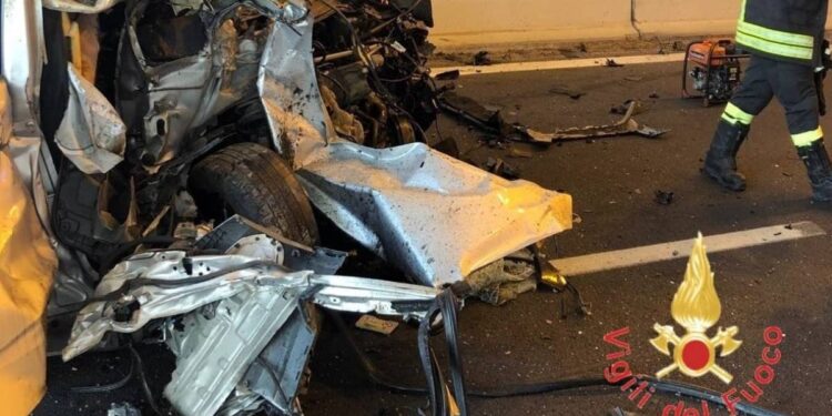 Il tremendo impatto avvenuto sulla SS 106, dove si è verificato l'ennesimo incidente mortale