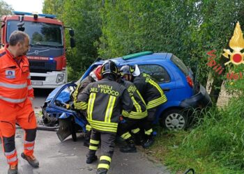 I vigili del fuoco sul luogo del terribile incidente avvenuto in Calabria