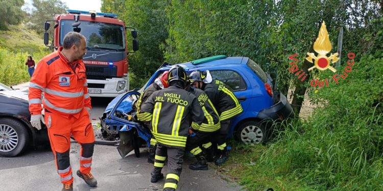 I vigili del fuoco sul luogo del terribile incidente avvenuto in Calabria