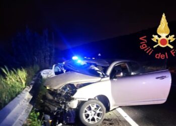 Una delle auto rimaste coinvolte nel terribile incidente in Calabria, a Catanzaro
