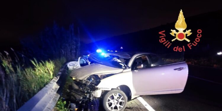 Una delle auto rimaste coinvolte nel terribile incidente in Calabria, a Catanzaro