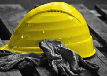 Un casco e dei guanti da lavoro