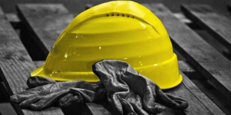 Un casco e dei guanti da lavoro