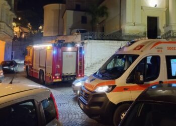 Rimane con il dito incastrato in una panchina, bambina soccorsa in Calabria dai Vigili del fuoco
