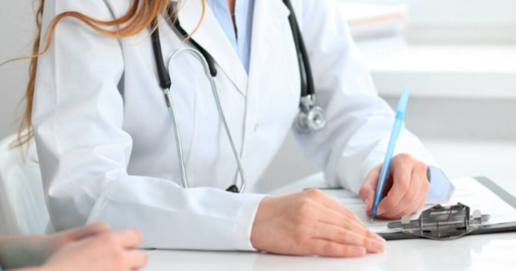 Nell'immagine un medico impegnato in una visita