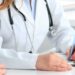 Nell'immagine un medico impegnato in una visita
