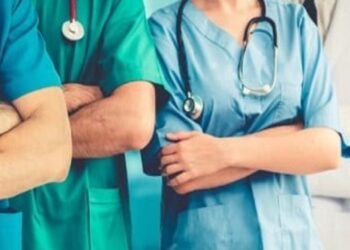 Nell'immagine un medico, due infermieri e un oss